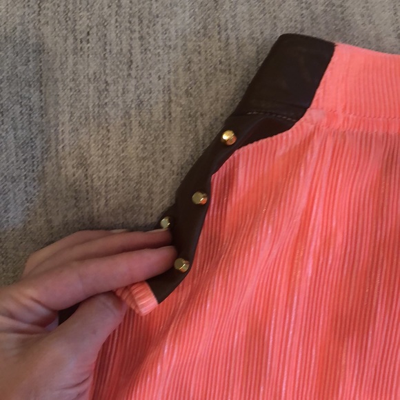 Golf top with faux leather shoulders and gold studs - Picture 3 of 9